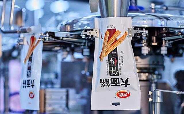 他靠辣条成为当地首富，身家高达645亿，慷慨分给哥哥一半身家