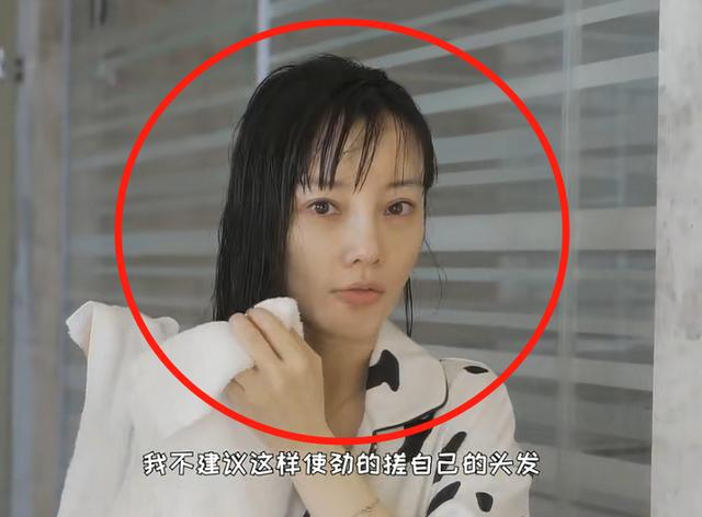 李小璐整容:39岁李小璐素颜录视频，整容痕迹太明显，不说差点以为是两个人