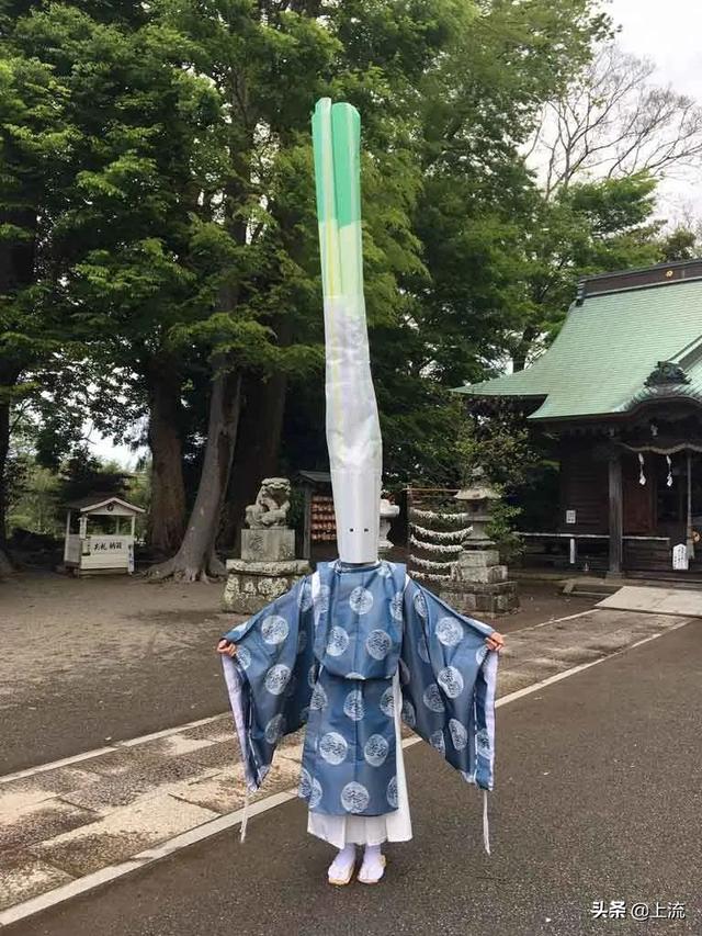 日本人拜神，神看瞭都得跪下