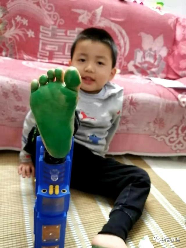 让美育走进家庭教育之小脚丫拓印画