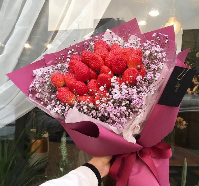 19个草莓的花束,代表着天长地久,这样的草莓花束,一般送给爱人,表示两