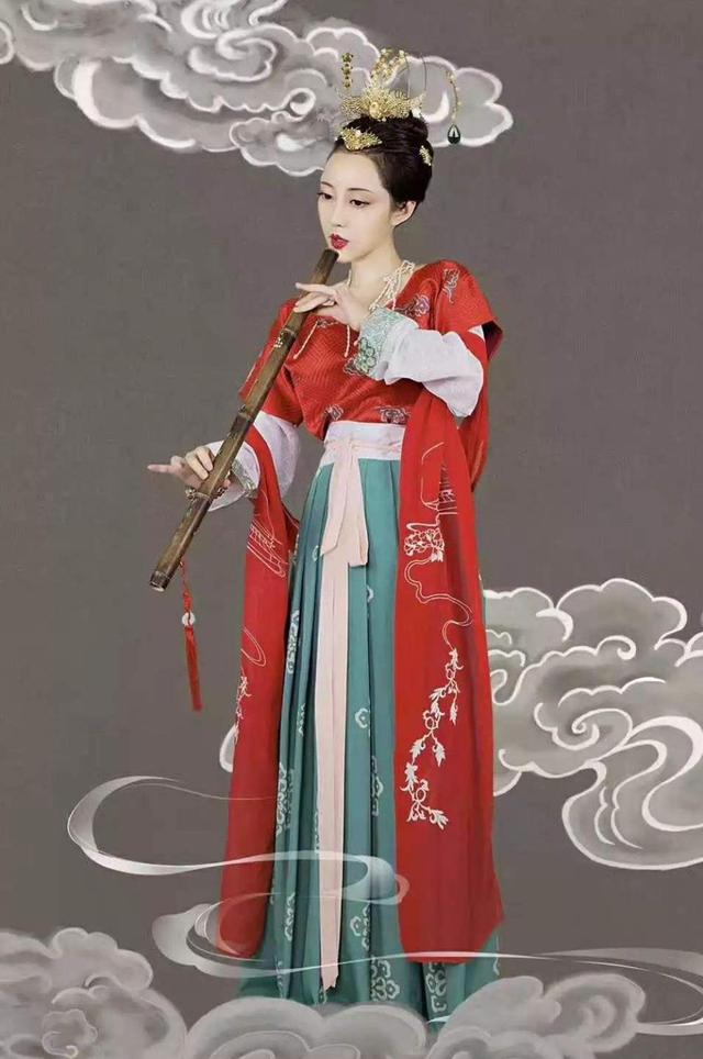 其实,在古代款式的基础上,现在的汉服是经过加入现代人的想象并取其