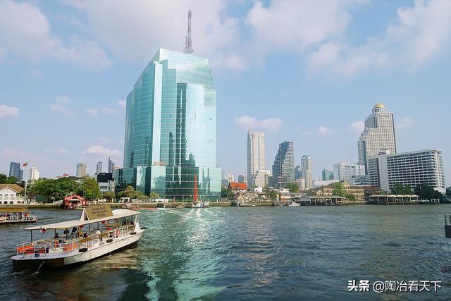 两个泰国美女宾馆跳舞（泰国美女一个人在家跳舞）