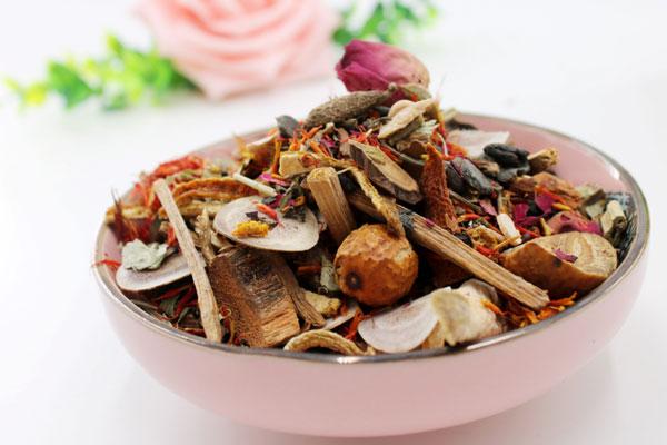 女童吃中草药导致肝衰竭，未经医嘱，这几种中药不能自行乱吃