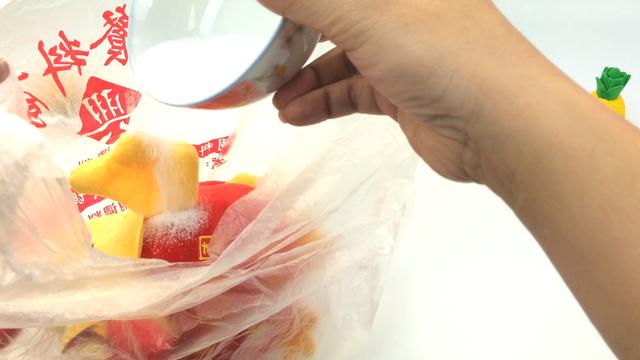 清理这样的毛绒玩具,不用一滴水,只需一些食盐就能轻松去污杀菌
