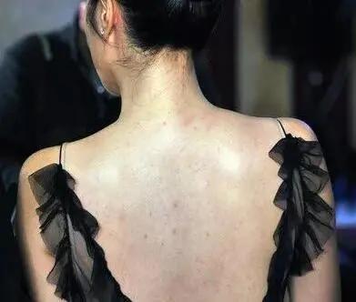 女性涂身体乳好吗