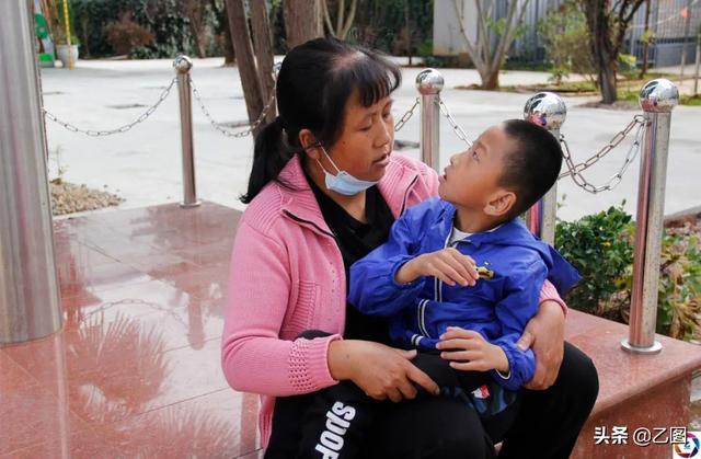 大山里女人生娃有多难？云南孕妇羊水破了，路上耽误太久生悲剧