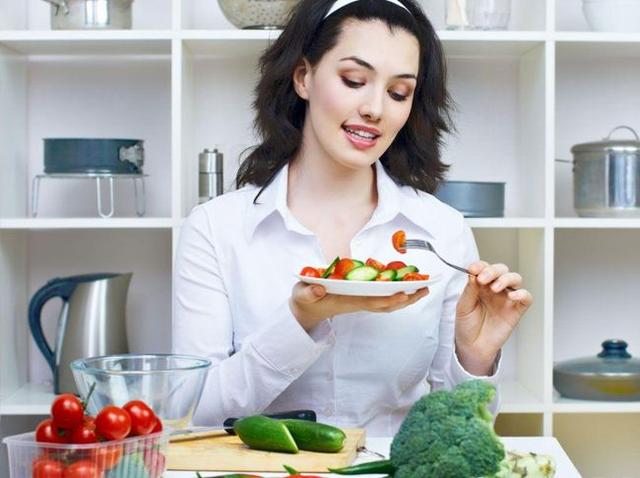 人老了少吃点，活得更久？给你3个实用小建议，有助于长寿