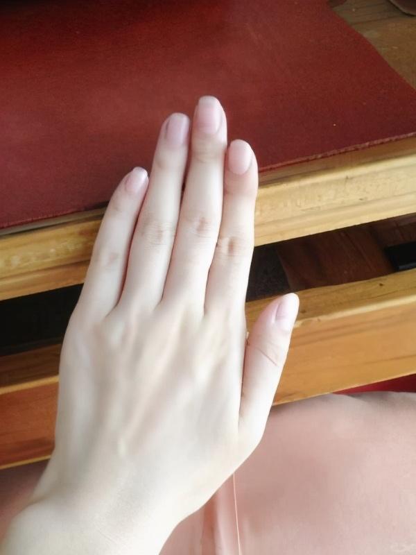 又能美白又不刺激手毛长的身体乳