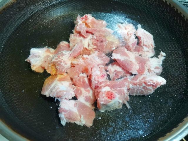 懒人版红烧排骨的做法，色泽红亮，肉嫩酥烂，家里人都夸你是大厨