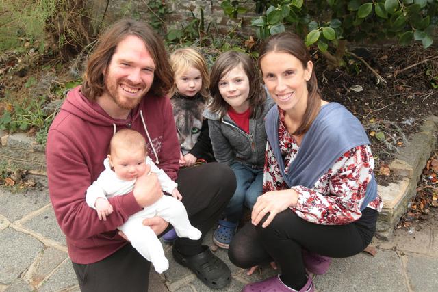 不上学，不吃药，不打疫苗，英国夫妇育儿方法震惊全国