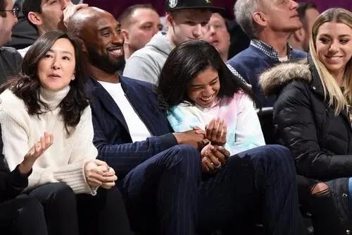 篮网老板夫人罕见露面！她已产3胎，却高贵优雅，看不出快60岁了