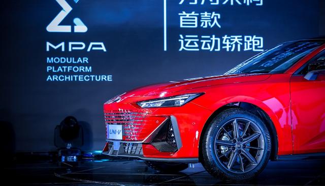 长安UNI-V全球首发亮相，“未来科技运动轿跑”超感驾临