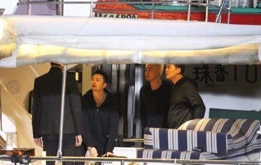 拍戏期间烟不离手！52岁TVB“卧底鼻祖”以黑衣人造型亮相新戏