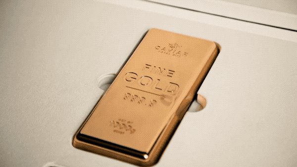 苹果遇上劳力士，iPhone  13就变成这样……