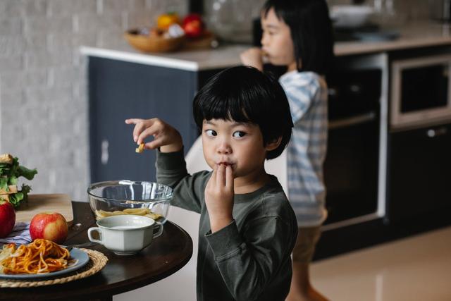 小孩吃不多又挑食怎么办？阿德勒教育法扭转父母3观念