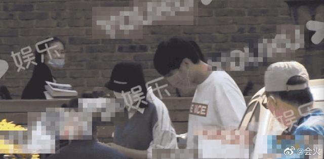 唐艺昕孕肚:张若昀带唐艺昕外出，唐艺昕肚大如萝行动不便，丈夫抚摸孕肚太甜
