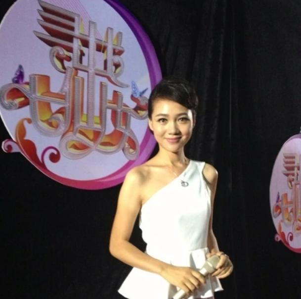 据悉,周群从1995年就进入安徽卫视担任主持人,曾主持过《今晚我 们