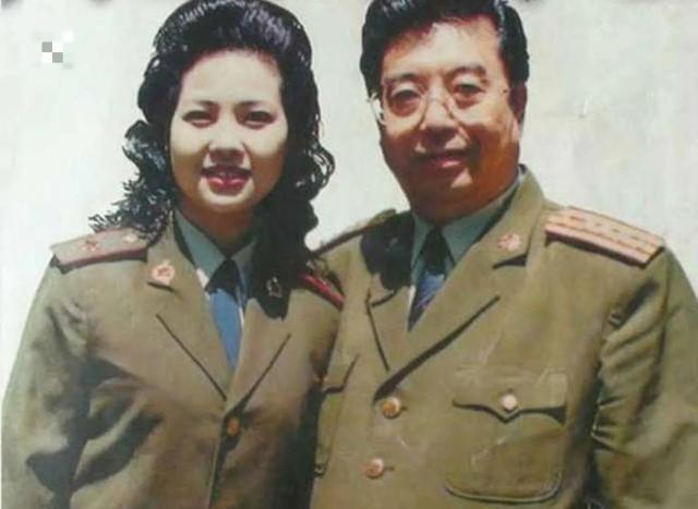 82岁李双江现身饭局，心情好高歌一曲现场掌声不断，却惹网友吐槽