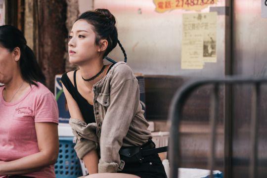 TVB视帝新剧中与两小花旦对戏，正牌女友扮下属全程“监督”