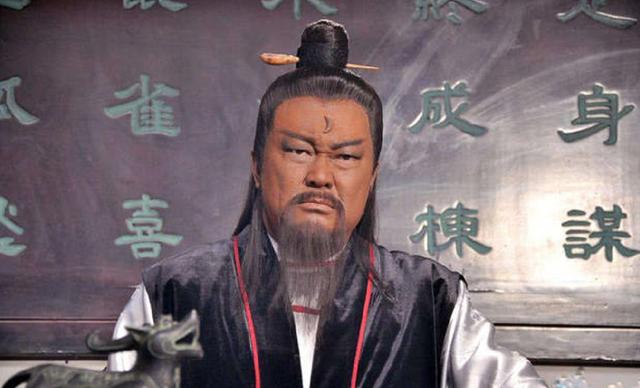 包拯在60岁寿宴上感叹膝下无子，儿媳却突然下跪说：这是您儿子
