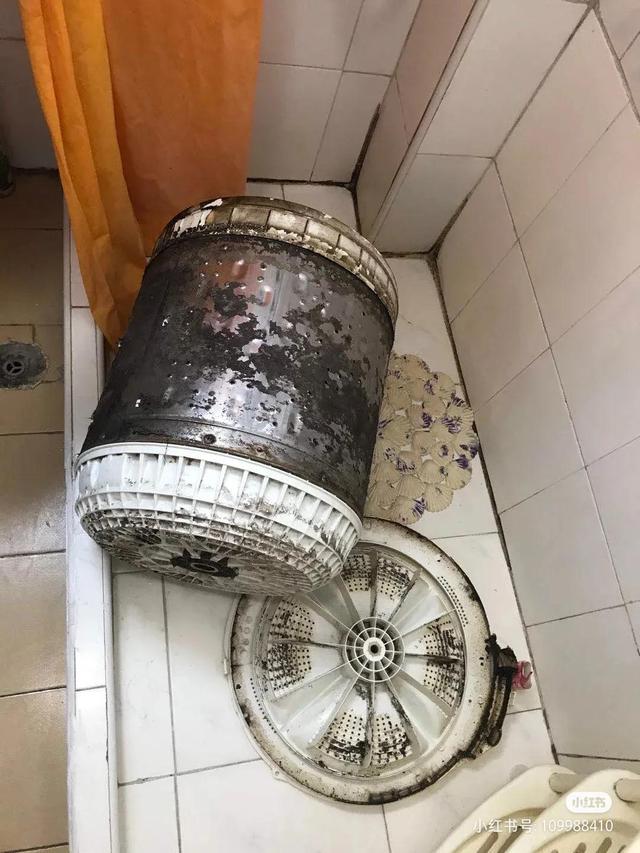 白色羽绒服发黄怎么洗白放久了发黄怎么洗白(羽绒服晾干后有黄印能洗掉吗)