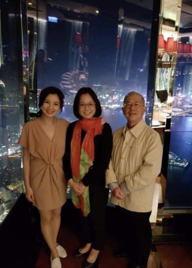 32岁TVB“平民港姐”获家人惊喜庆生 因综艺感十足被称“傻大姐”