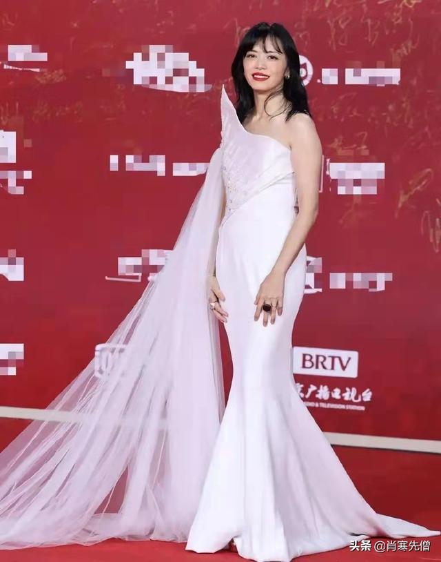 这届红毯，丑出了新高度，杨颖选择了一件很多人穿过的礼服