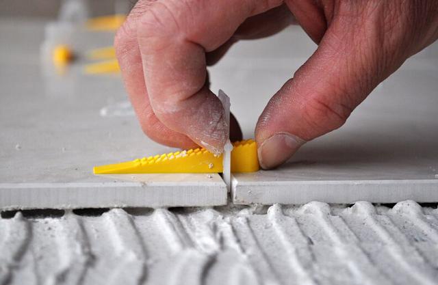 白水泥怎么用填缝(白水泥勾缝最快的方法)-东哥百科