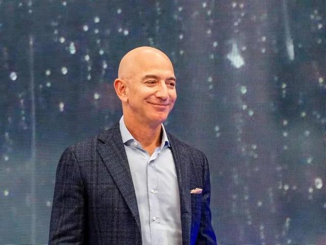 湖南女孩被世界首富收养，每月必须花完30万美金