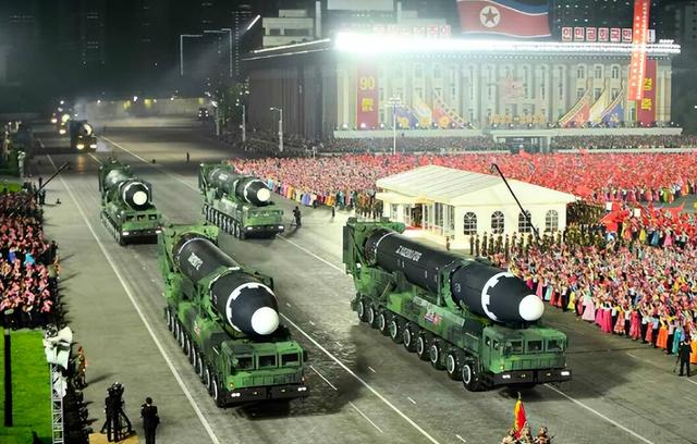 朝鲜深夜举行阅兵式，高超音速武器公开亮相，韩国不淡定了