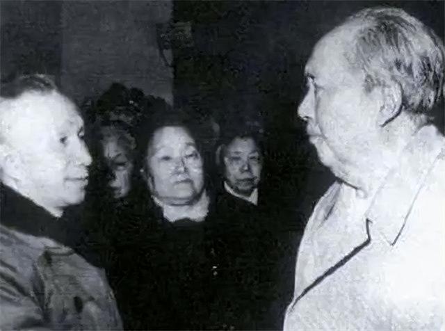 1972年，毛主席穿睡衣参加陈毅追悼会，遗孀眼含泪花：您怎么来了