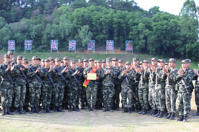 武警新兵团组织首次实弹射击训练