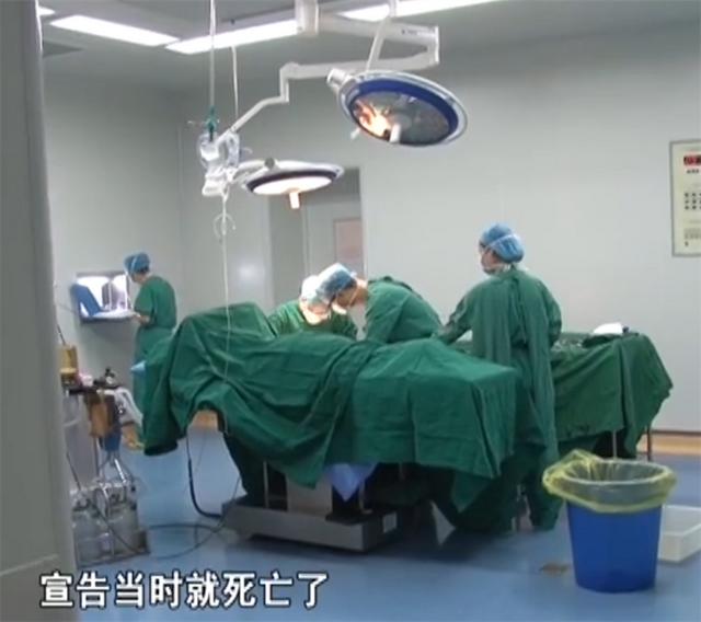 2019年，63岁老汉持刀捅死亲生儿子，毫不后悔还放言：他死了活该