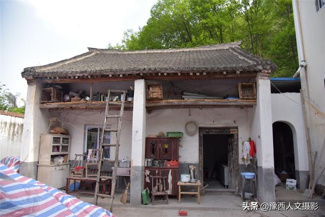 大妈用一辈子心血修筑深山花园，果树花草围绕，藤叶制成绝味美食
