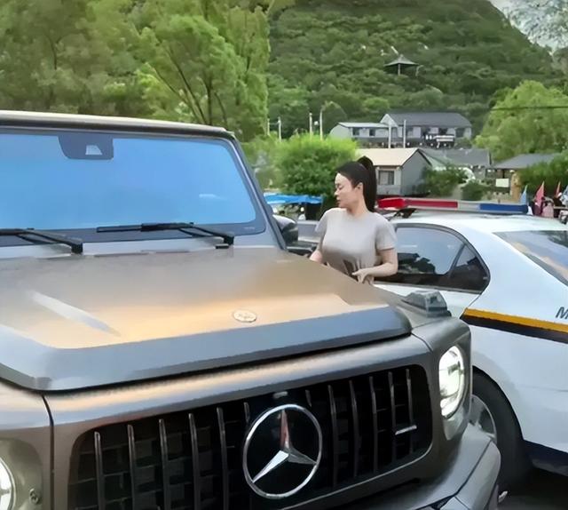 关婷娜开的是200多万的奔驰大g,宋小宝开的是阿斯顿·马丁,刘能王小利
