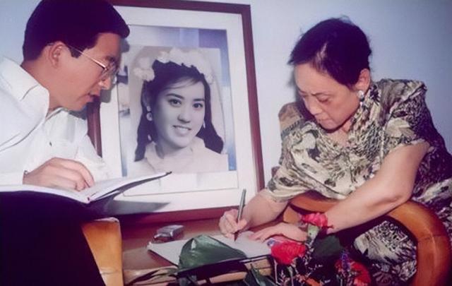 1969年，李宗仁去世后留下30岁妻子胡友松，继子声明：她是李家人
