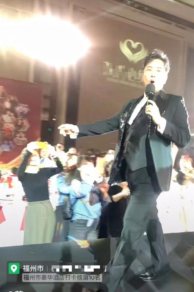 52岁毛宁商演捞金，搂富婆深情对唱，互动卖力被质疑整容