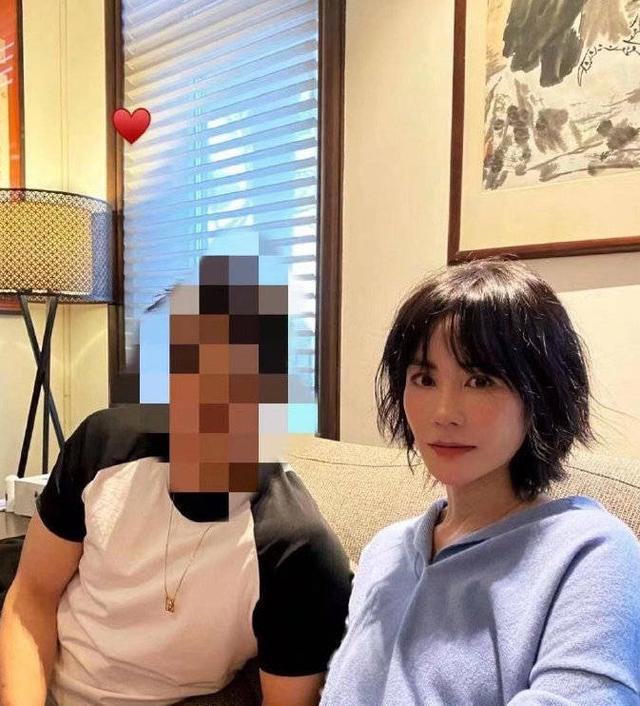 53岁王菲晒生图！皮肤紧致白皙，不输李亚鹏小19岁女友，太漂亮了