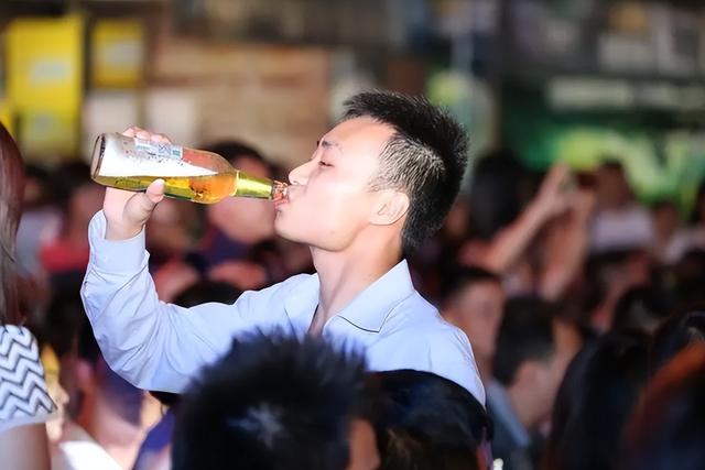 喝酒时为啥不能吃花生米？医生：喝酒尽量少吃这5种“下酒菜”