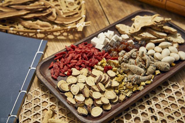 有病一边要治，一边还要养，不能只吃药，不忌嘴，也是徒劳