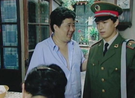 当年,还是小鲜肉的潘粤明,也曾在《贫嘴张大民》中扮演过一位男n号.