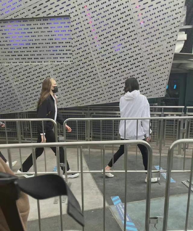 谷爱凌与赌王小女儿罕见同框！一身行头七万元，秀广告海报超骄傲