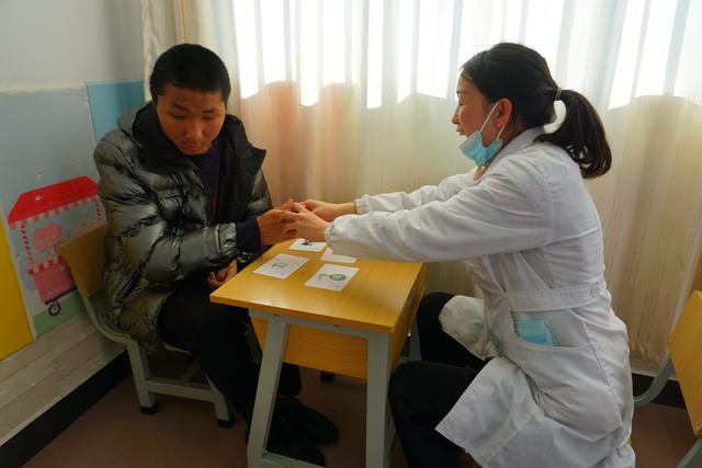 妈妈每晚搂着16岁的儿子睡觉，不开灯讲故事哄他：睡着了就不饿了