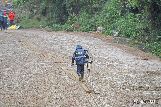 我在现场·照片背后的故事丨山林、雨水、泥泞，挡不住搜寻的脚步