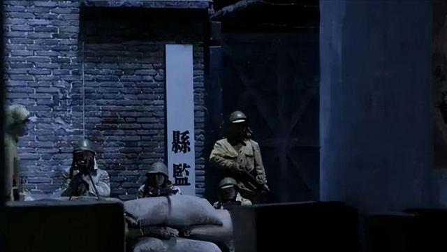 1944年，一侦查员被捕，刑讯室内，日军翻译官悄悄对他说：别暴露