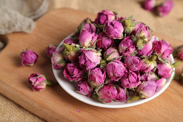 玫瑰花茶有哪些功效？和什么搭配最好？需要注意哪些问题？
