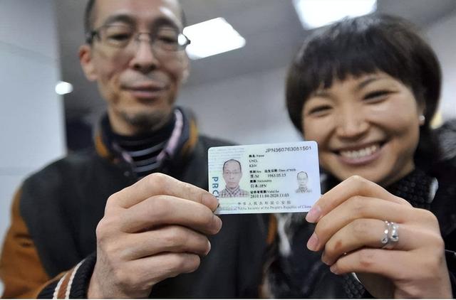 很多外国人都没有资格申请中国国籍,只能是获得中国的绿卡也就是在