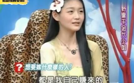 大S妈妈：丈夫不忠婆婆刁难，独自养育仨女儿，今女儿是我的骄傲