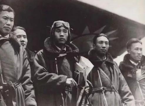 1950年，国军飞行学员李纯，毅然驾机起义，胜利返回大陆